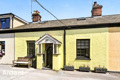 2 bed property, in Woodfield Cottages, £295,000