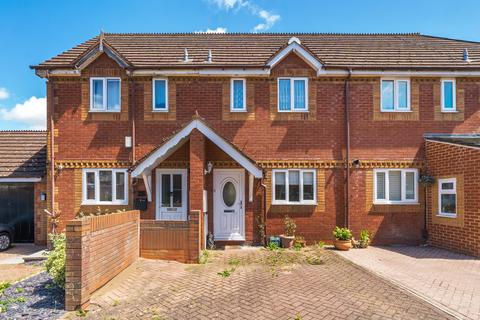 2 bed property, in Troon Drive, £260,000