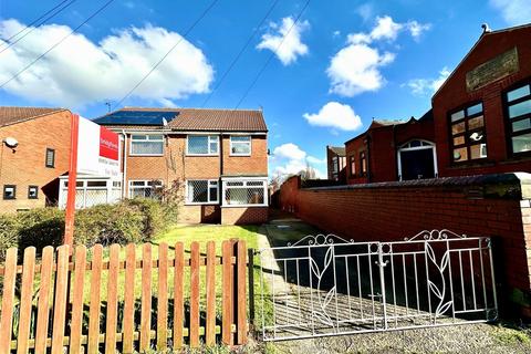 3 bed property, in Chapel Street, £145,000