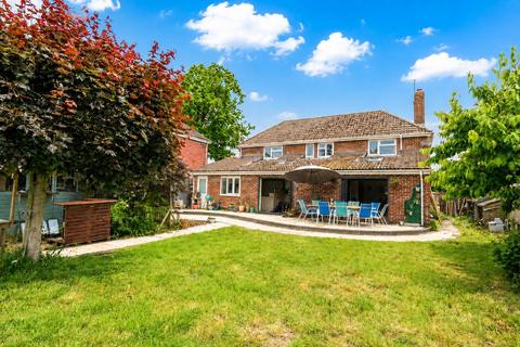 5 bed property, in Lower Common Road, £950,000
