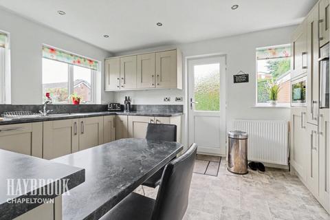 4 bed property, in Ashwood Close, £375,000