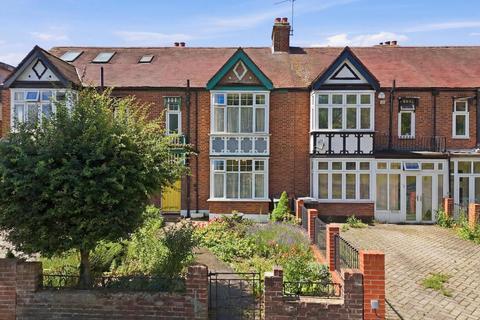 3 bed property, in Whipps Cross Road, £725,000