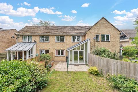 2 bed property, in Grove Gardens, £235,000