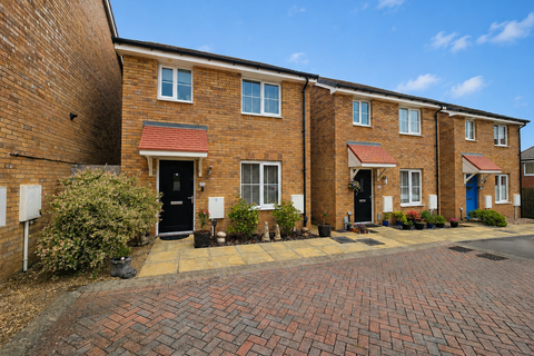 3 bed property, in Rhoose Way, £279,999