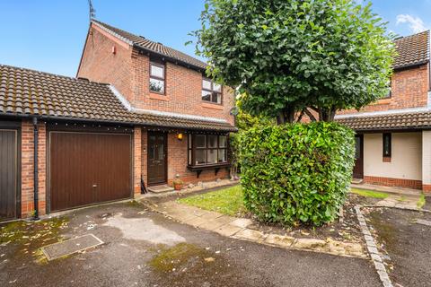 4 bed property, in Goldsworth Park, £635,000