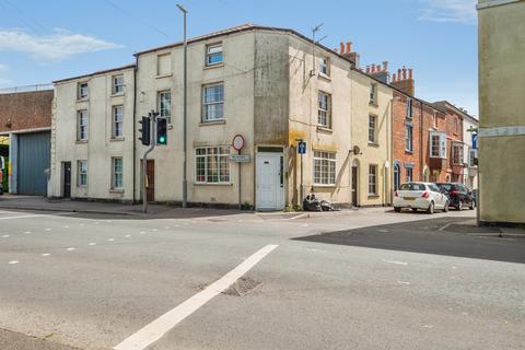 1 bed property, in Commercial Road, £90,000