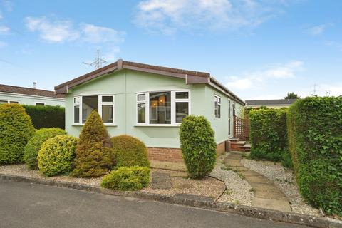 2 bed property, in The Glade, £170,000