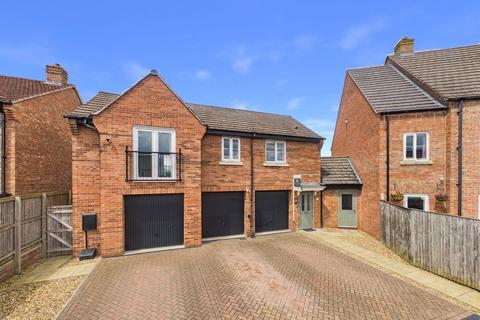 2 bed property, in Greengage Close, £220,000
