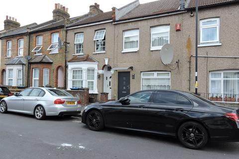 2 bed property, in Garfield Road, £390,000