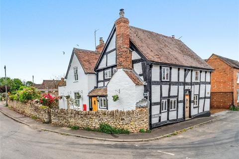 3 bed property, in Drakes Bridge Road, £475,000