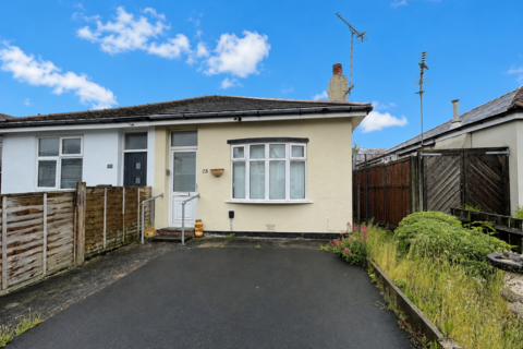 2 bed property, in Kelvin Road, £120,000