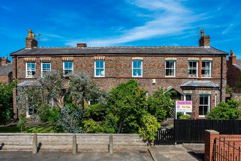 6 bed property, in Victoria Road, £725,000