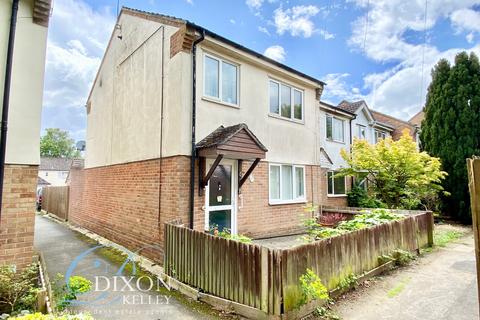 3 bed property, in Foxes Close, £290,000
