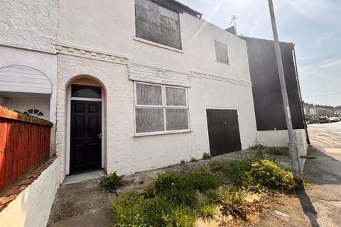 2 bed property, in Southcliff Road, £70,000