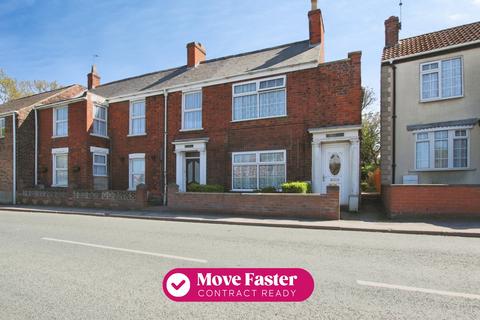 2 bed property, in Main Street, £160,000