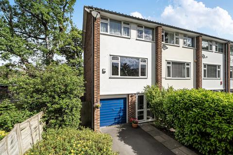 4 bed property, in Oaklands Road, £625,000