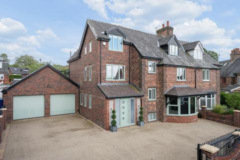 5 bed property, in Crag Avenue, £850,000