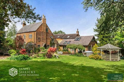 6 bed property, in Hall Farm, £1,200,000