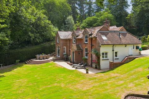 4 bed property, in Rasehill Close, £1,595,000