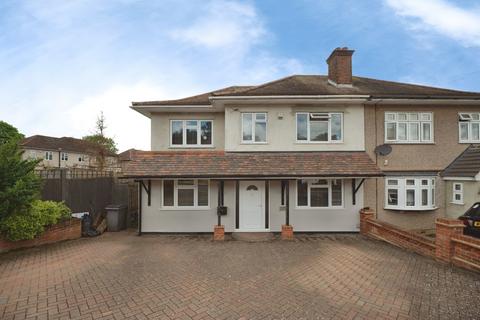 5 bed property, in Clockhouse Lane, £625,000