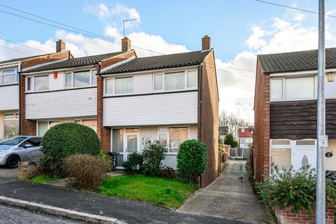 3 bed property, in Vicarage Road, £400,000