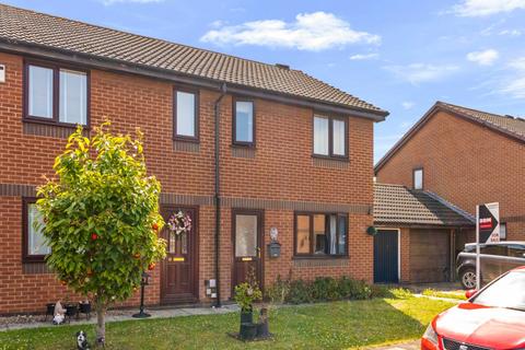 2 bed property, in Avenswood Lane, £130,000