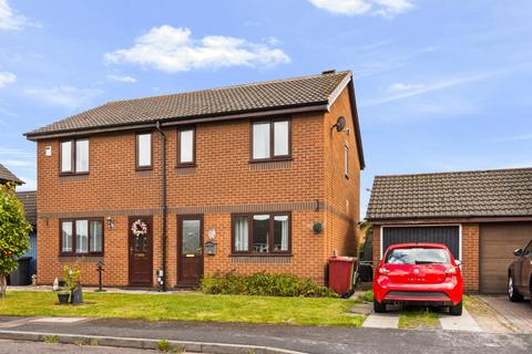 2 bed property, in Avenswood Lane, £140,000