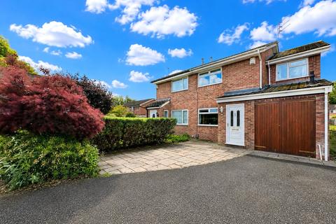3 bed property, in Larchwood Close, £425,000