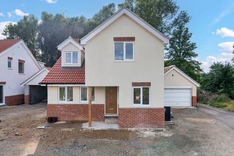 4 bed property, in Hopton Road, £595,000