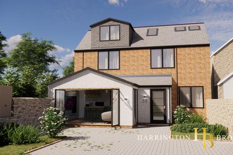 3 bed property, in Manor Road, £250,000