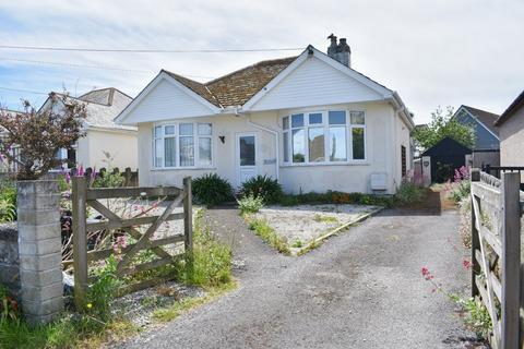 2 bed property, in Paynters Lane, £200,000