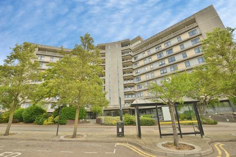 2 bed property, in Park Street, £100,000