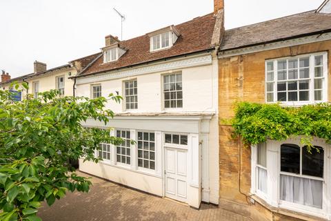 5 bed property, in High Street, £600,000