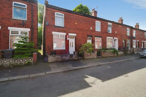 2 bed property, in Woodfield Grove, £160,000
