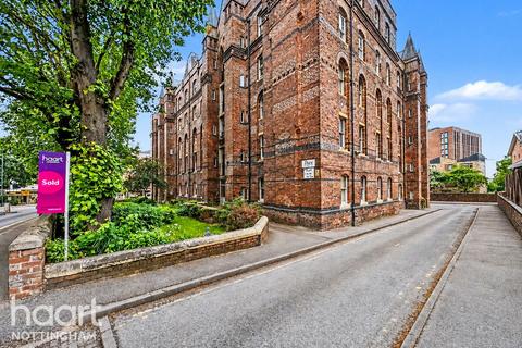 1 bed property, in Park View Court, £40,000