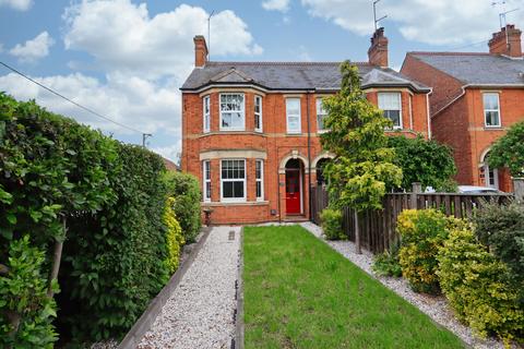 4 bed property, in Huntingdon Road, £415,000