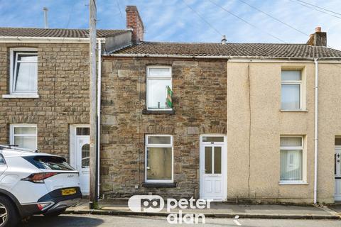 2 bed property, in Payne Street, £105,000