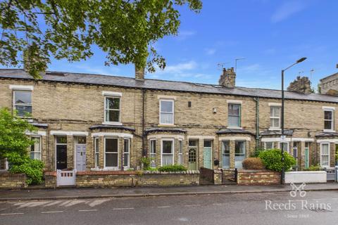 2 bed property, in Huntington Road, £325,000