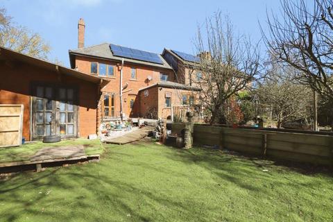 5 bed property, in Keightley Road, £260,000