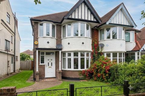 3 bed property, in Hale Drive, £725,000