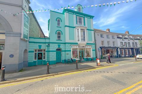 5 bed property, in High Street, £620,000