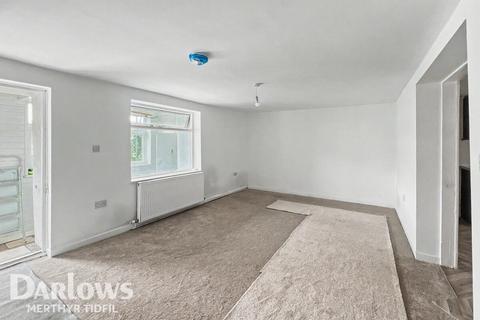 5 bed property, in Somerset Place, £260,000