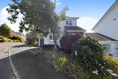 3 bed property, in Quarry Close, £300,000