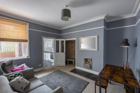 2 bed property, in Grantham Road, £135,000