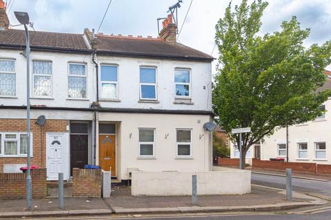 1 bed property, in Salisbury Avenue, £120,000