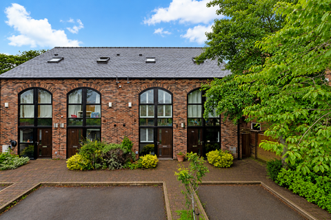 3 bed property, in Kirkham Road, £250,000