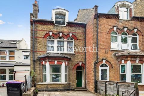 5 bed property, in Willoughby Road, £950,000