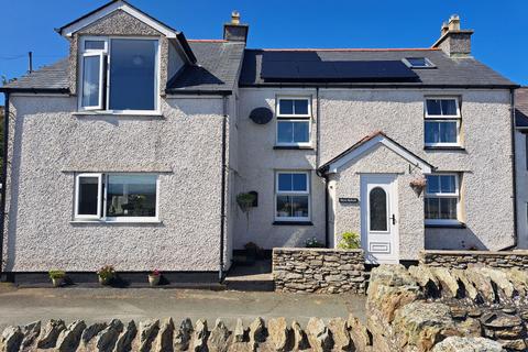 4 bed property, in Holyhead Mountain, £329,000