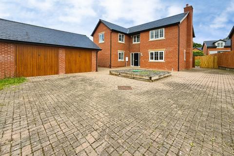 5 bed property, in Whimbrel House, £275,000