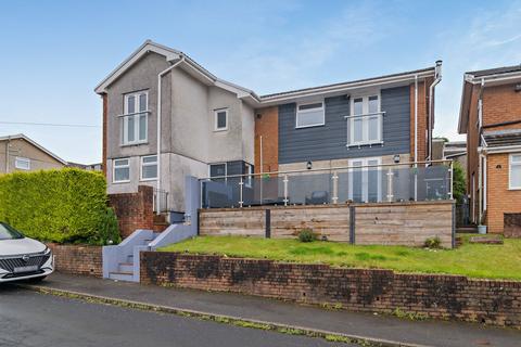 4 bed property, in Vale View, £425,000